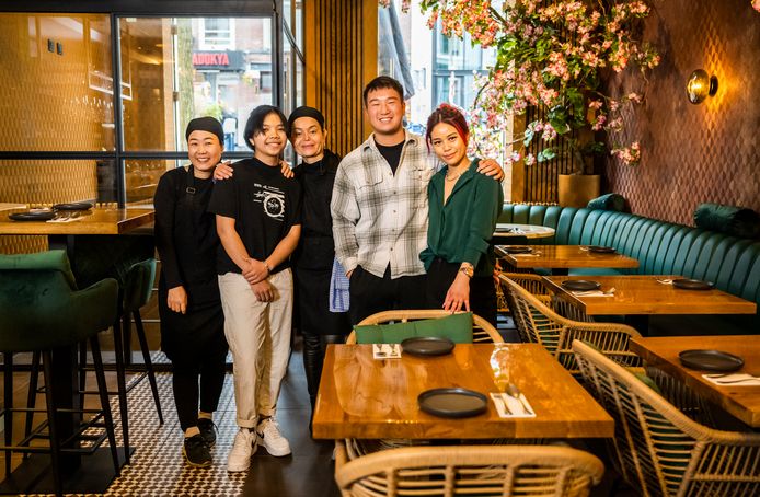 Casa Thai - v.l.n.r Kung (souschef), Night (bediening), Mong (chef), Antonio (eigenaar/chef) en Akkarima (bediening).