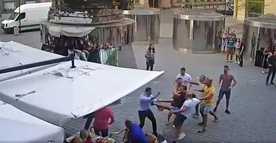 Mishandelde ober verlaat ziekenhuis Praag