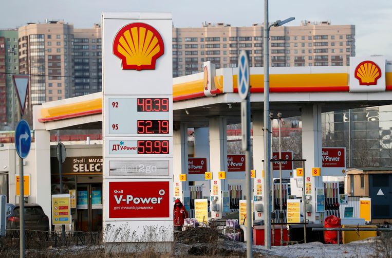 Een tankstation van Shell in Sint-Petersburg. Het station is inmiddels verkocht aan het Russische oliebedrijf Lukoil, net als alle andere pompstations van Shell in Rusland. Beeld EPA