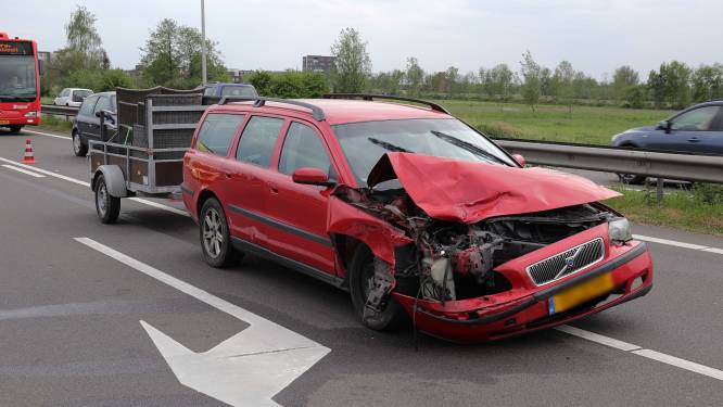 Twee auto's flink beschadigd bij botsing in Waalwijk