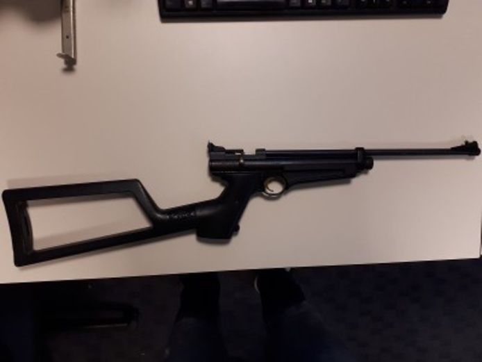 Bij een huiszoeking in een woning aan de Noordstraat werd een airsoftwapen aangetroffen.