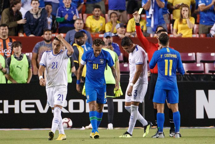 De Amerikaanse ref Jair Marrufo, aanwezig op het WK, aarzelde niet om Neymar geel te geven na een fopduik.