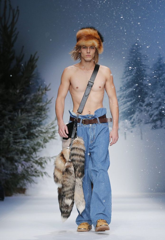 Slip en fourrure homme sale