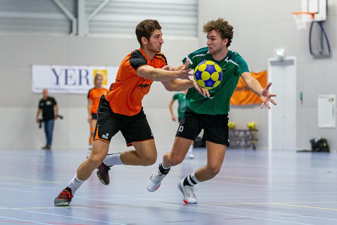 Panagos Iliadis van GKV (links) wordt opgevangen door Vriendenschaar-aanvoerder Christian Brouwer.
