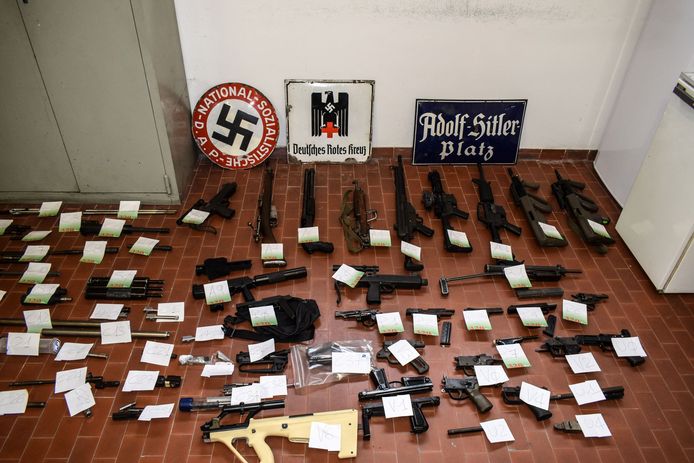 Het wapenarsenaal en de Nazi-symbolen die de Italiaanse politie in juli dit jaar aantrof tijdens een onderzoek naar Italiaanse neo-Nazi's die in Oekraïne hadden gevochten