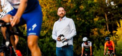 Fotograaf Joris Knapen volgt het spoor van de renners in de Tour de France: ‘In de chaos gedij ik he