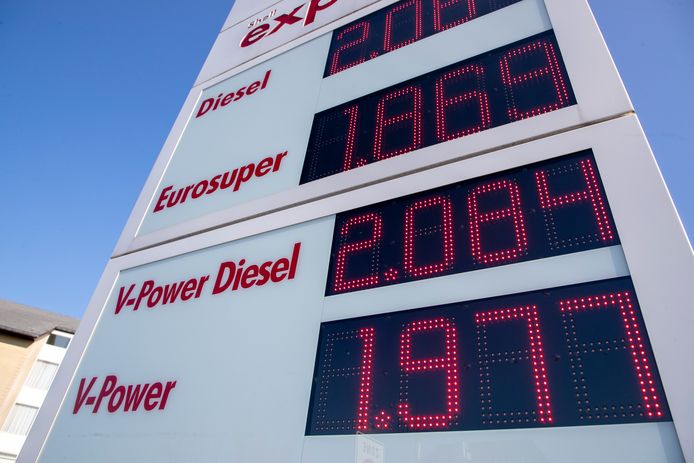 Les prix des carburants dans une station service bruxelloise, ce samedi 5 mars 2022.