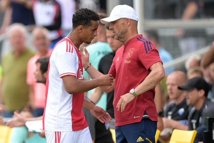 Mohamed Ihattaren en Alfred Schreuder tijdens een oefenduel van Ajax.