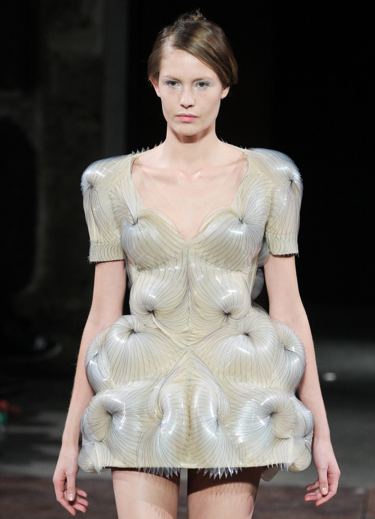 Iris van Herpen valt op tijdens coutureweek Parijs Het Parool