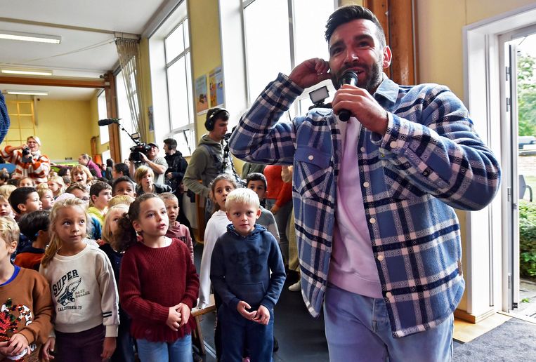 Metejoor zingt het campagnelied op een lagere school in Wemmel. Beeld Photo News