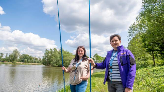 Bijzondere vissers aan de Twentse waterkant: Oekraïense Katja (32) en Marina (33) pakken hier hun oude passie op