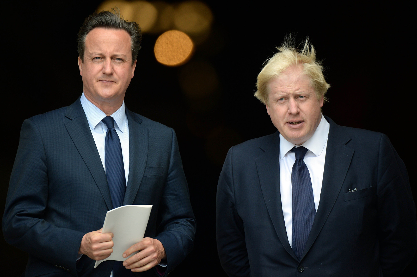 Voormalig eerste minister David Cameron (links) en huidig eerste minister Boris Johnson (rechts).  Beeld Photo News