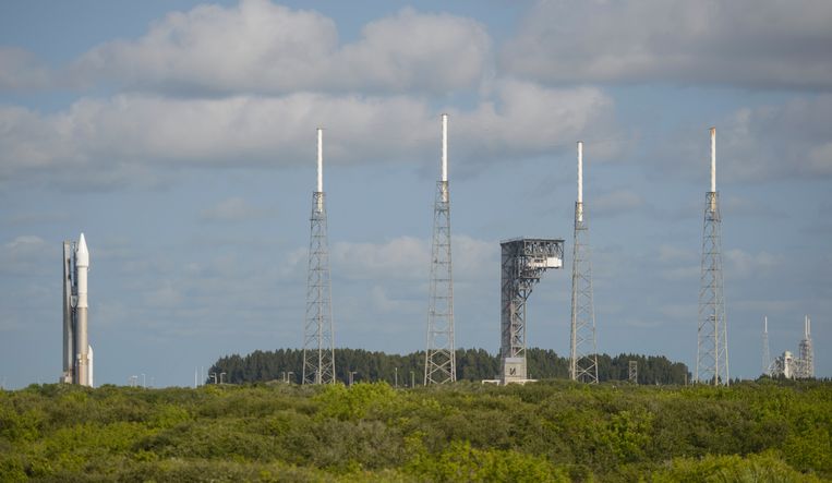 Een raket met de ruimterobot Osiris-Rex staat klaar voor lancering. Beeld AP