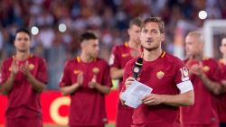 AS Roma-legende Totti zet geen voet meer binnen op de club en gaat zelfs niet naar zoon kijken: “Ik zou wel kunnen janken”