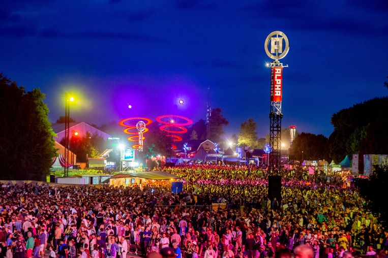 Bezoekers lopen naar de show van Stromae op de laatste dag van het driedaagse muziekfestival. Beeld ANP