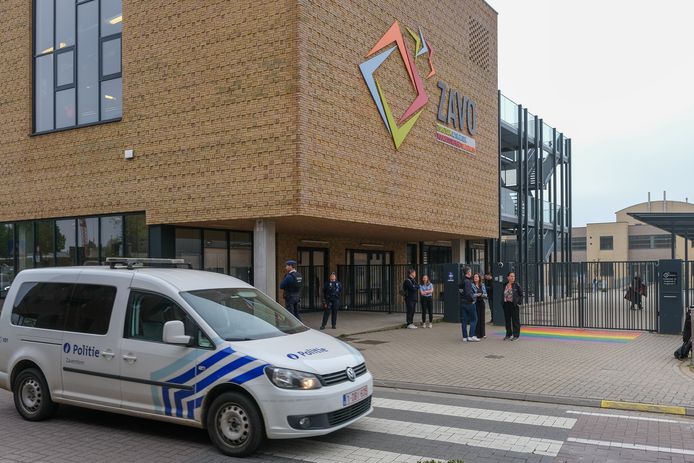 De politie hield een oogje in het zeil aan de schoolpoort van het ZAVO in Zaventem.