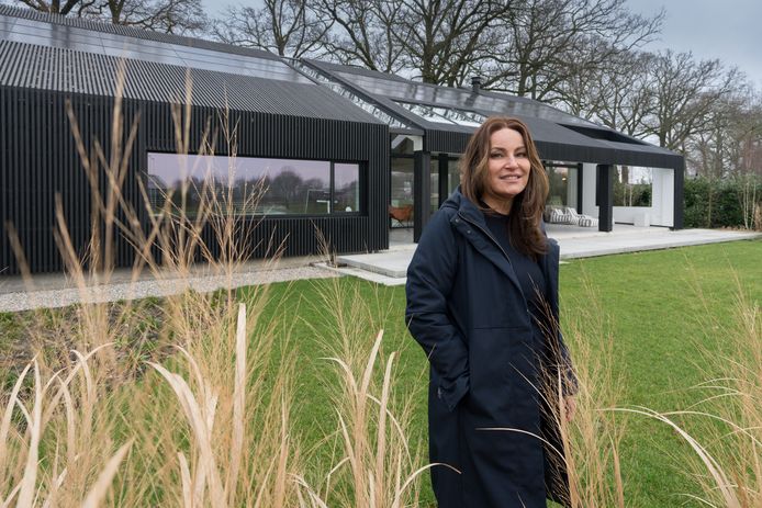 Gerrie woont met haar man Hendrik Jan in een zwart hypermodern houten skelethuis aan de Hemelrijkstraat in Sint-Michielsgestel.