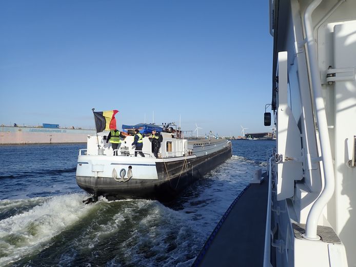 Politie is aan boord gestapt om  voorlichting te geven aan een schipper op Kanaal van Gent naar Terneuzen.