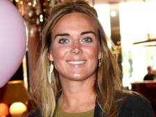 Hazes’ ex Monique Westenberg neemt therapeutenteam in de arm