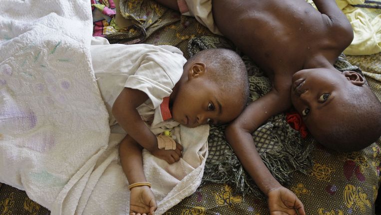 Twee kinderen in Congo die gediagnosticeerd zijn met malaria. Beeld ap