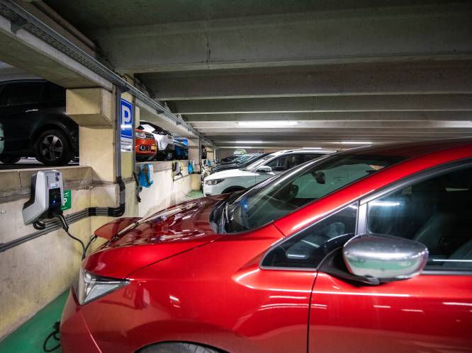 Minder geld van overheid, dus wordt de broekriem aangehaald in Apeldoorn: ‘Betalen voor opladen auto in garage’
