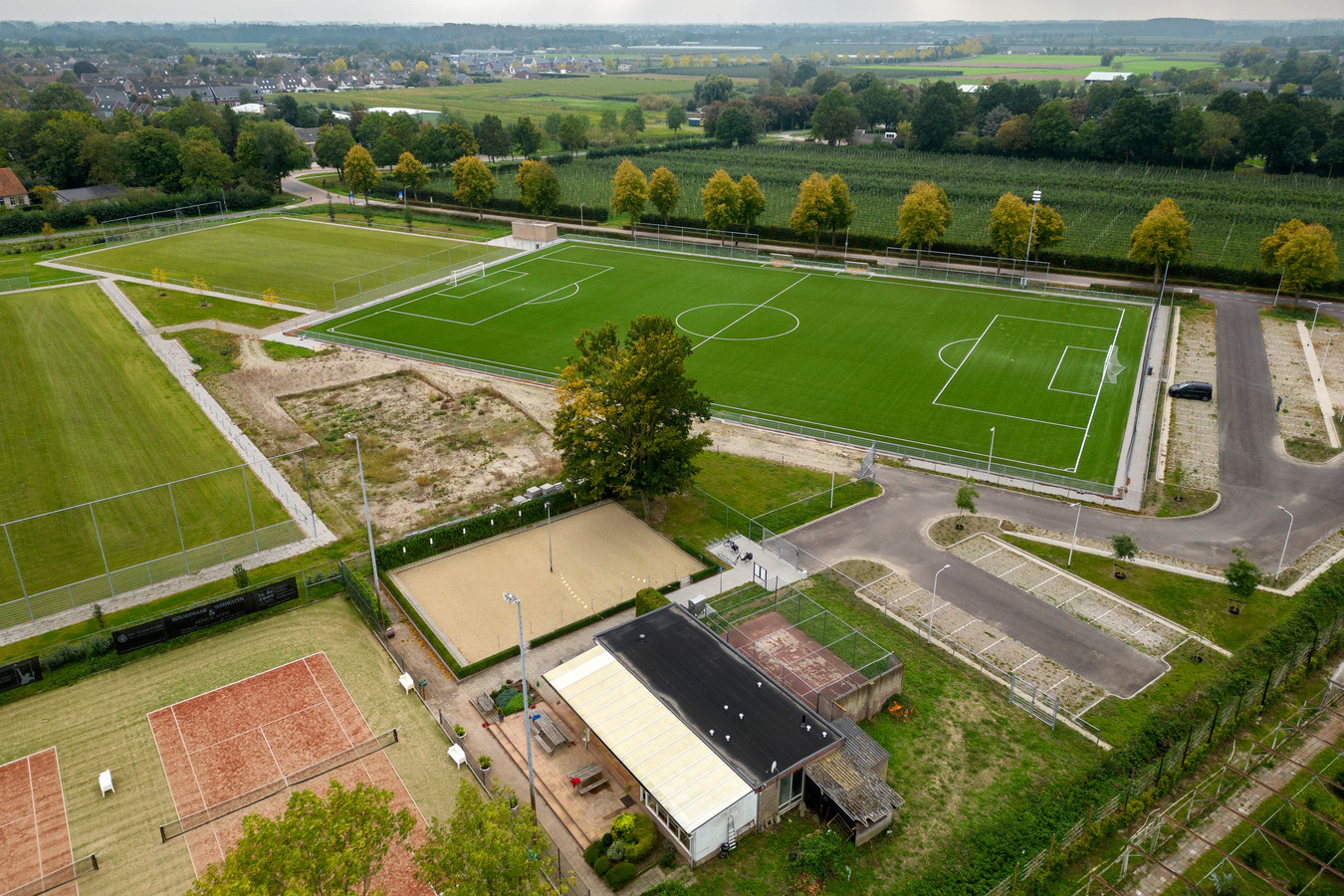 prachtige-velden-maar-geen-clubhuis-aan-deze-rare-situatie-voor-hrc
