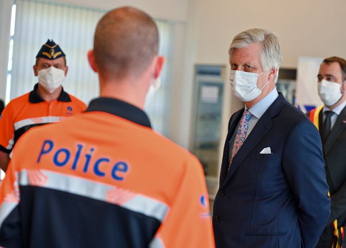 Koning Filip bracht donderdag een bezoek aan het hoofdkantoor van de politie van Namen.  Binnenin droeg iedereen, de koning incluis, mondmaskers.