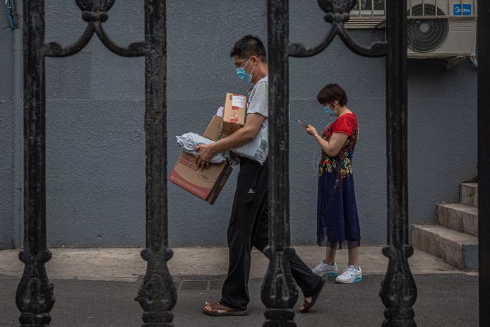 Een Chinese man met postpakketjes in Peking. Archiefbeeld.