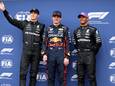 Max Verstappen wordt na de kwalificatie geflankeerd door George Russell en Lewis Hamilton.