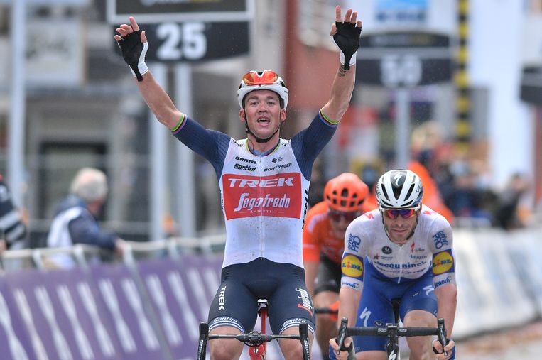 Mads Pedersen wint in Wevelgem zijn eerste grote klassieker. Beeld BELGA