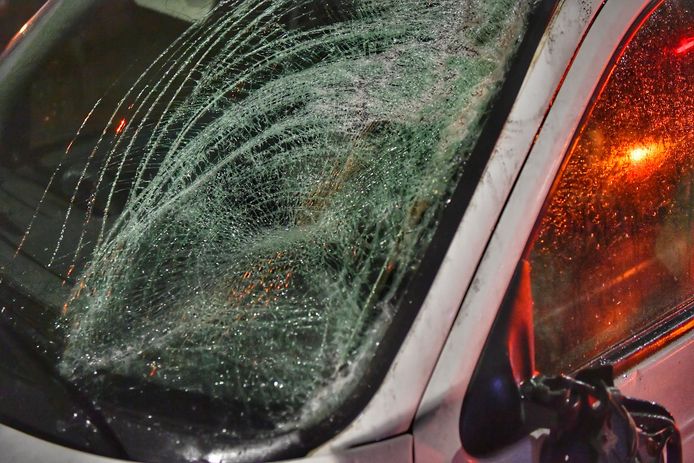 Een fietser is dinsdagavond rond 20.25 uur zwaargewond geraakt bij een botsing met een auto aan de Geenhovensedreef in Valkenswaard.