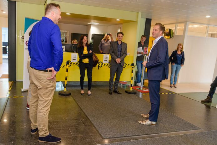 Minister Hugo de Jonge werd bij het GGD in Zeist bijgepraat over het Bron en Contactonderzoek bij COVID-19 door de GGD-artsen.