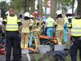 Een automobilist is in Langenweg tegen een boom gebotst en is daarbij zwaargewond geraakt.