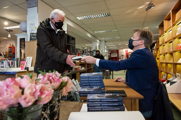 BREDA - Pieter Omtzigt signeert zijn boek 'Een nieuw sociaal contract' bij boekhandel Van Kemenade en Hollaers op de Ginnekenweg in Breda.