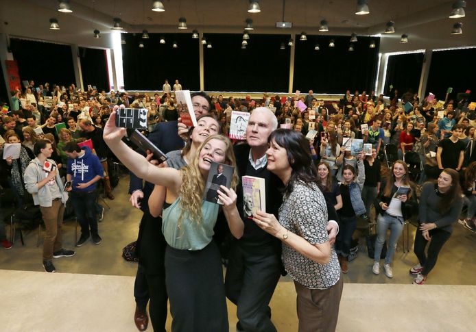 De presentatrices Dinda en Kris maken samen met Adriaan van Dis, Carolijn Visser en organisator en docent Jos Lanters een selfie tijdens de 25e OLV Literair in 2014.