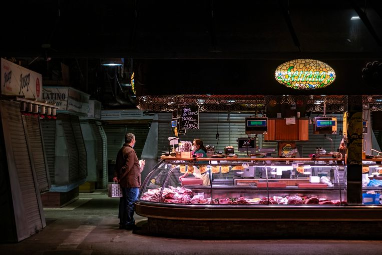 Een klant bekijkt het vleesaanbod van een slager bij de bekende overdekte markt La Boqueria in Barcelona.  Beeld SOPA Images/LightRocket via Getty