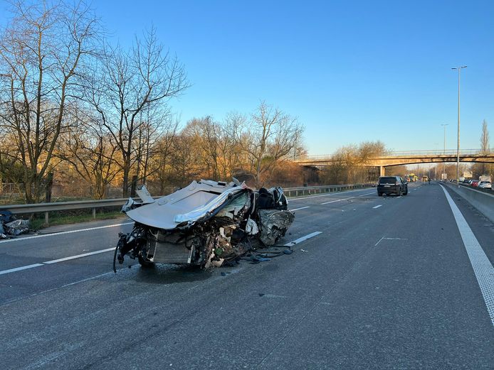 Van de aangereden wagen, een Nissan, blijft amper iets over.