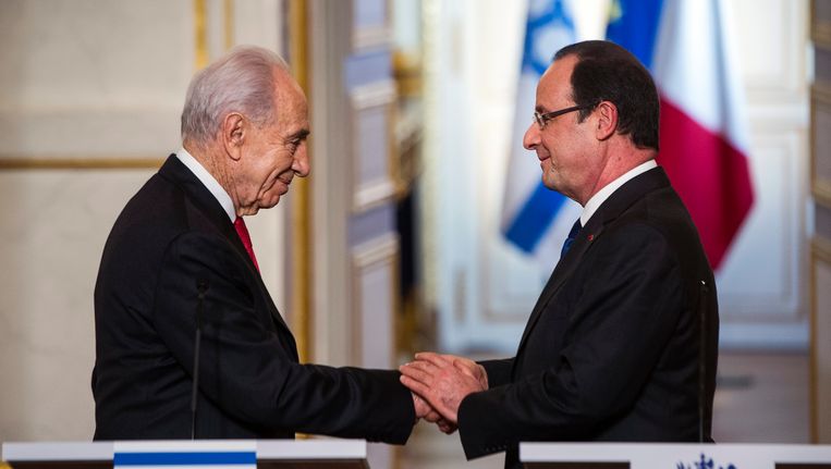 De Franse president Francois Hollande schudt de hand van Shimon Peres na een gezamelijke persconferentie in Parijs. Beeld EPA