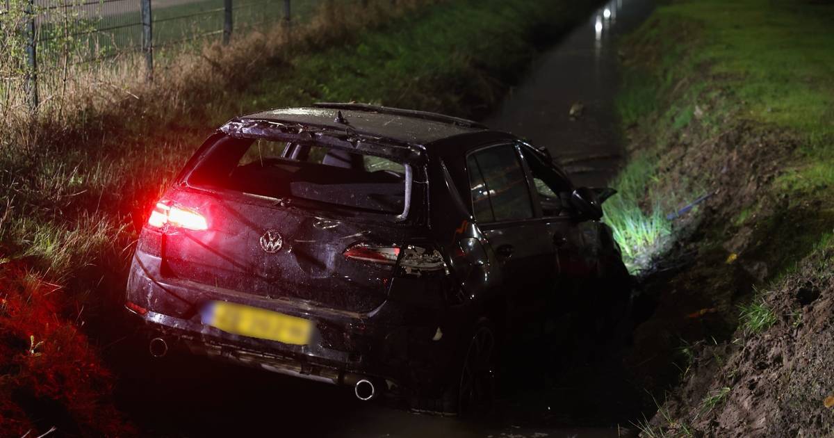 Man ramt hek en belandt in sloot bij ongeval, gewond naar het ziekenhuis.
