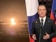 Vannacht brak een grote brand uit in een olieraffinaderij in Rusland (links). De Russische ex-president Dmitry Medvedev (rechts) heeft gezegd dat het Verenigd Koninkrijk "de eeuwige vijand" van Rusland is.