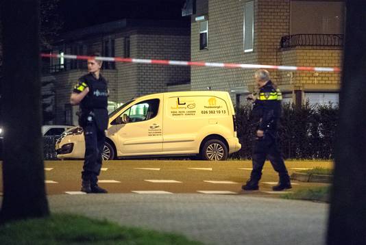 Politieonderzoek bij het busje na de overval met dodelijke afloop in Arnhem, donderdag.