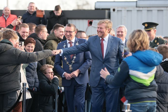 Koning Willem-Alexander groet aanwezigen in De Krim