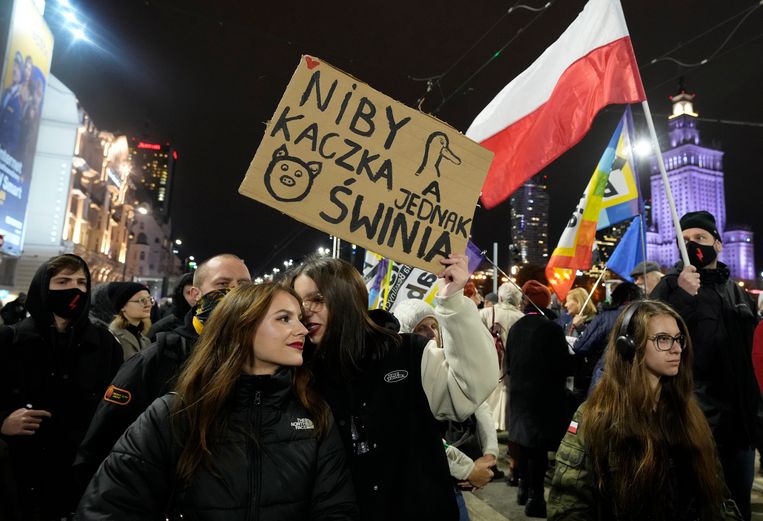 Een betoging voor abortusrechten, eerder deze week in Warschau. Beeld AP