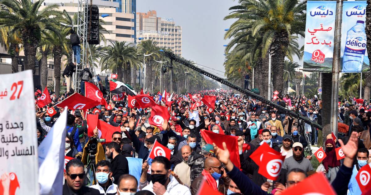 Crise politique en Tunisie: le principal parti mobilise ses partisans ...