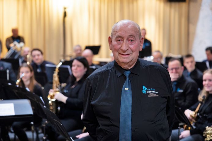 Jubilaris Frans van de Pas.  Hij is 75 jaar actief muzikant bij fanfare Wilhelmina in Hoogeloon