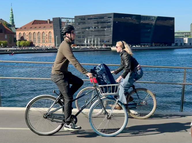 Voor Denen is fietshelm heel normaal: ‘Doe die helm af, jullie zien er idioot uit, hoorden we in Amsterdam’