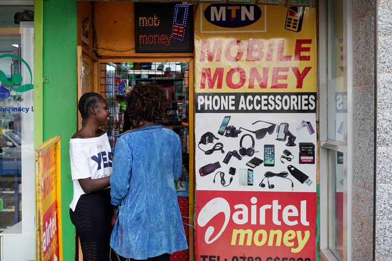 Overal in de hoofdstad Kampala zijn verkooppunten voor de mobiele producten van Airtel te vinden. Beeld Michele Sibiloni
