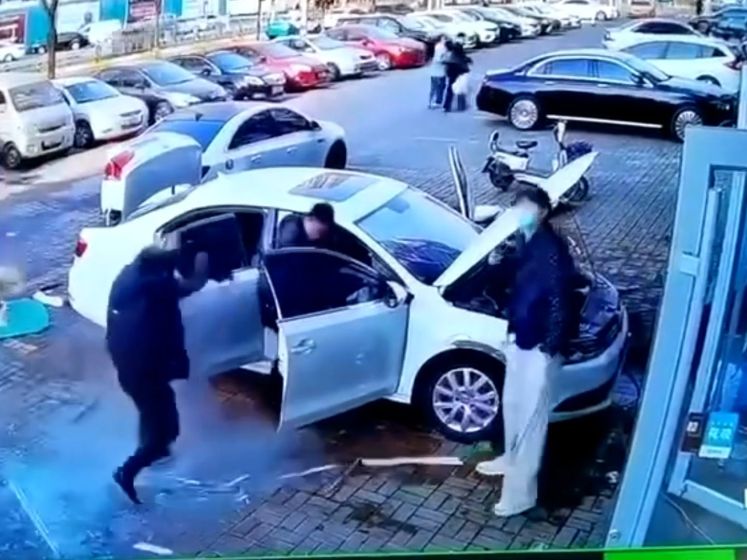 Neerkletterend raam raakt Chinese man op haar na