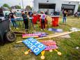 Vrijwilligers zijn druk bezig met de opbouw voor het Zomerfeest Hengevelde