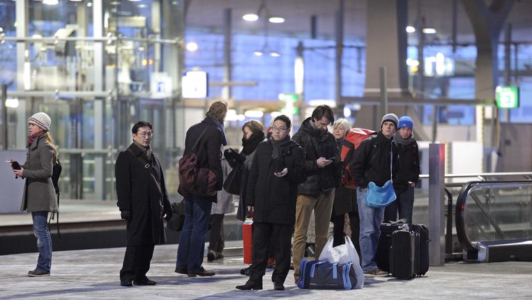 Reizigers wachten op hun trein op station Rotterdam Centraal. Beeld anp